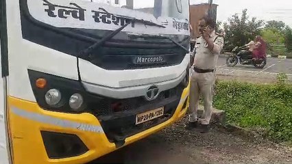 जबलपुर लम्हेटा में हादसा, ट्रक ने बस को मारी टक्कर, बुजुर्ग की मौत - देखें वीडियो
