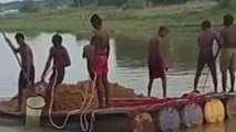 बड़ी खबर: भोजपुर के कुदरा नदी में ड्रम के सहारे बालू का हो रहा अवैध उत्खनन, प्रशासन बेखबर