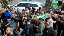 الفلسطينيون يشيعون شهداءهم مرددين شعارات تطالب بالوحدة ومواصلة المقاومة