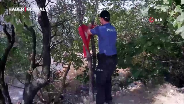 Polisten duygulandıran hareket: Yangında Türk bayrağını alevlere teslim etmedi