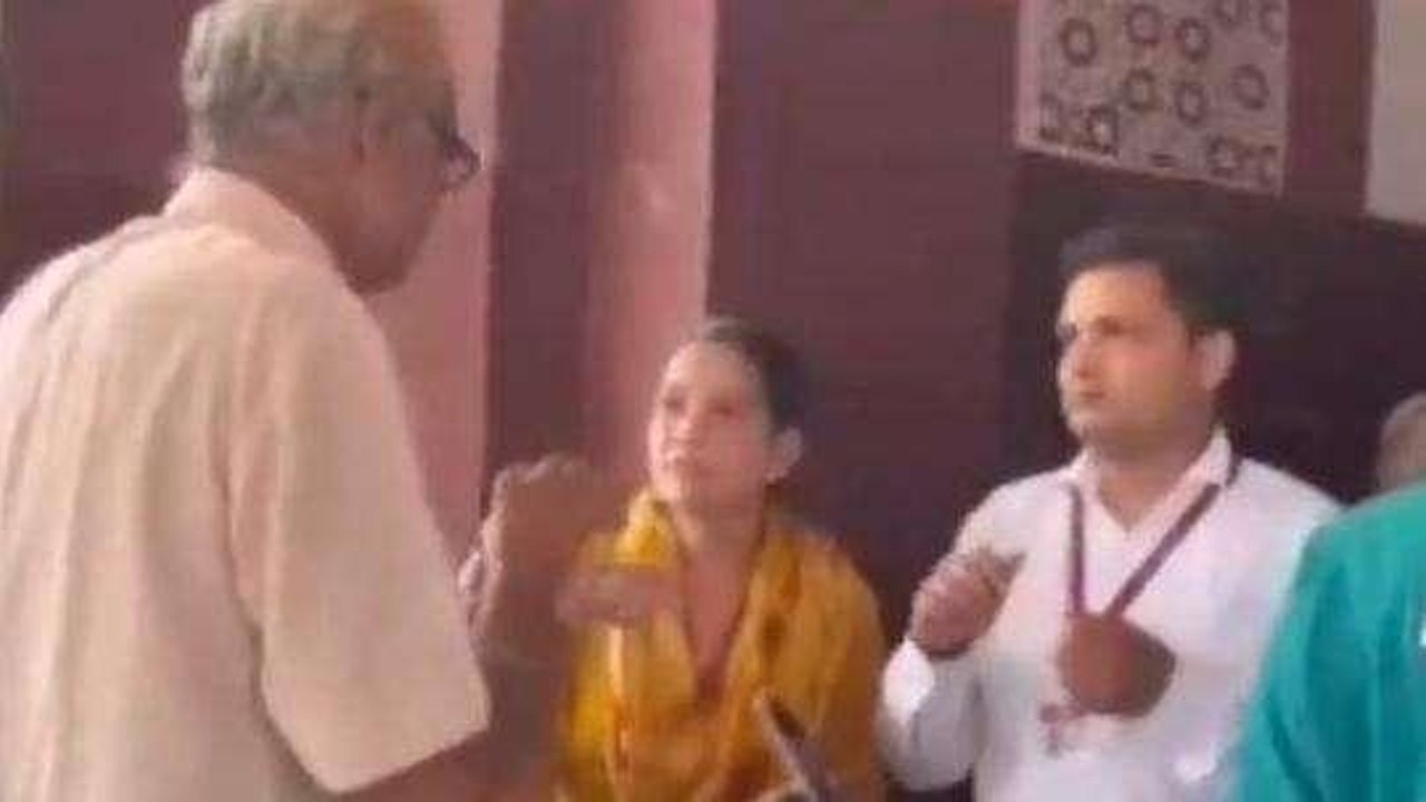 आगरा: मंडल के स्टेशन बन रहे दिव्यांग फ्रेंडली, मूकबधिर के लिए साइन लैंग्वेज में स्टाफ ट्रेंड