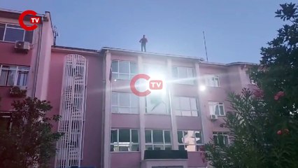 İşten çıkarılan maden işcisi, işletmenin çatısına çıktı