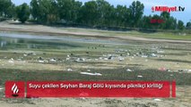 Suyu çekilen Seyhan Baraj Gölü kıyısında piknikçi kirliliği