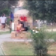 Parkta şaşırtan görüntü... Soyunup banyo yaptı!