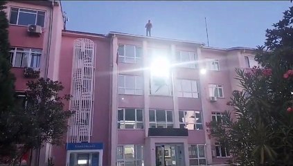 Soma’da işten çıkarılan madenciden TKİ’nin çatısında eylem: 3 buçuk aydır işsizim