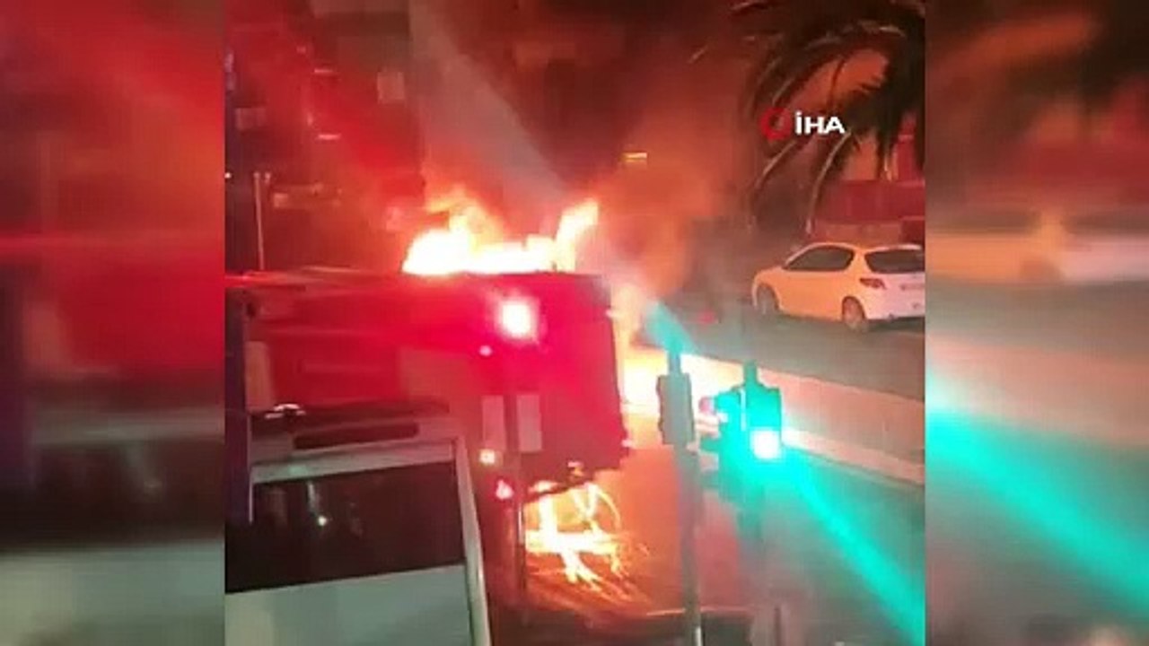 Kırmızı ışıkta bekleyen otomobil alev alev yandı