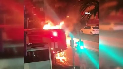 Kırmızı ışıkta bekleyen otomobil alev alev yandı