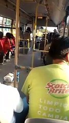 "Ante todo la seguridad": Mujer sorprende con peculiar método para usar el celular en el bus