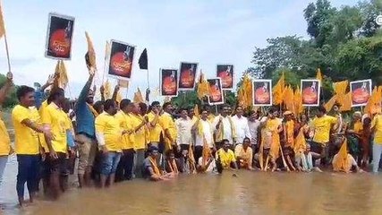 విజయనగరం జిల్లా: నీటిలో కూర్చొని టీడీపీ నేతల నిరసన