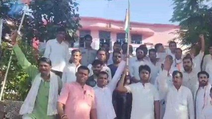 भूख हड़ताल पर बैठे एनएसयूआई के छात्रप्राचार्य ने जूस पिलाकर अनशन खत्म कराया