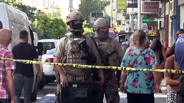 Annesini rehin alıp polisin yüzüne çamaşır suyu döktü! Ayağından vurularak etkisiz hale getirilen adam hayatını kaybetti