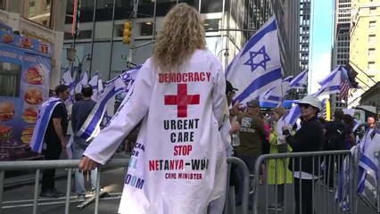 شاهد: مئات الإسرائيليين يستقبلون نتنياهو في نيويورك بالمظاهرات