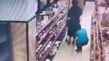 Market çalışanı, kadın müşterinin etek altı görüntüsünü çekti