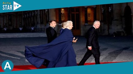 Reine Camilla  ces deux bijoux de sa belle mère, la reine Elizabeth II, qu’elle portait lors du dîn