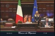 Bruzzone contro Mattia Santori e mangia il pesto alla Camera - Video