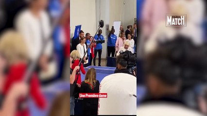 La reine Camille et Brigitte Macron jouent au ping-pong à Saint-Denis