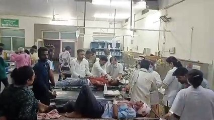 स्कूल बस व पिकअप भिड़ी, डेढ़ दर्जन स्कूली बच्चे घायल, देखें वीडियो