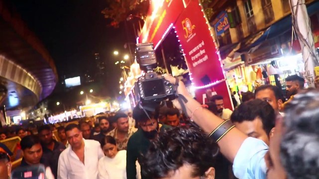 Vicky Kaushal visits Lalbaghcha Raja to seek Bappa's blessings