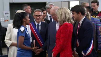 Bat Ma’am: King watches on as Queen plays table tennis