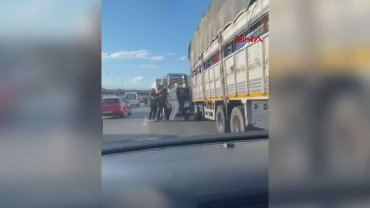 İstanbul'da minibüs ve TIR şoförünün yol kavgası kamerada