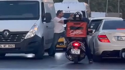 Descargar video: Tekmeli yumruklu yol verme kavgası