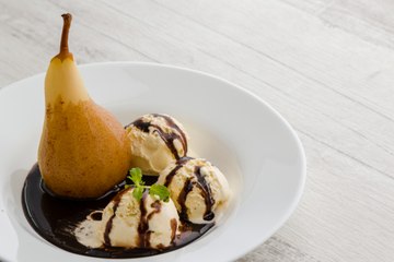 Recette d’automne : le dessert facile poire, coulis de chocolat et caramel