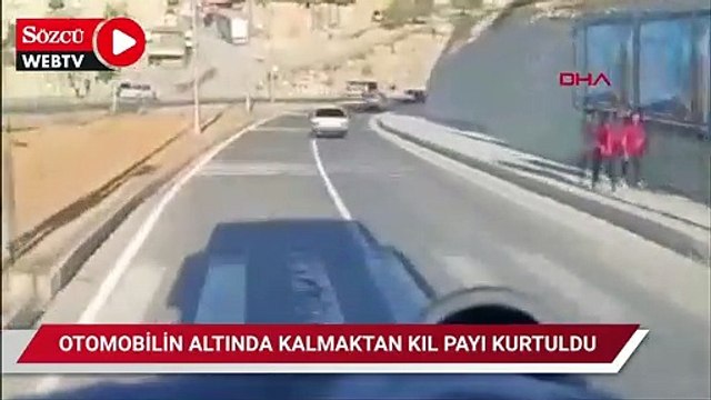 Devrilen motosikletin sürücüsü otomobilin altında kalmaktan kıl payı kurtuldu