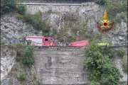 Brescia, camion si scontra con auto e precipita su ferrovia: 50enne muore - Video