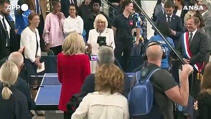 Francia, sfida a tennis tavolo tra Camilla e Brigitte Macron