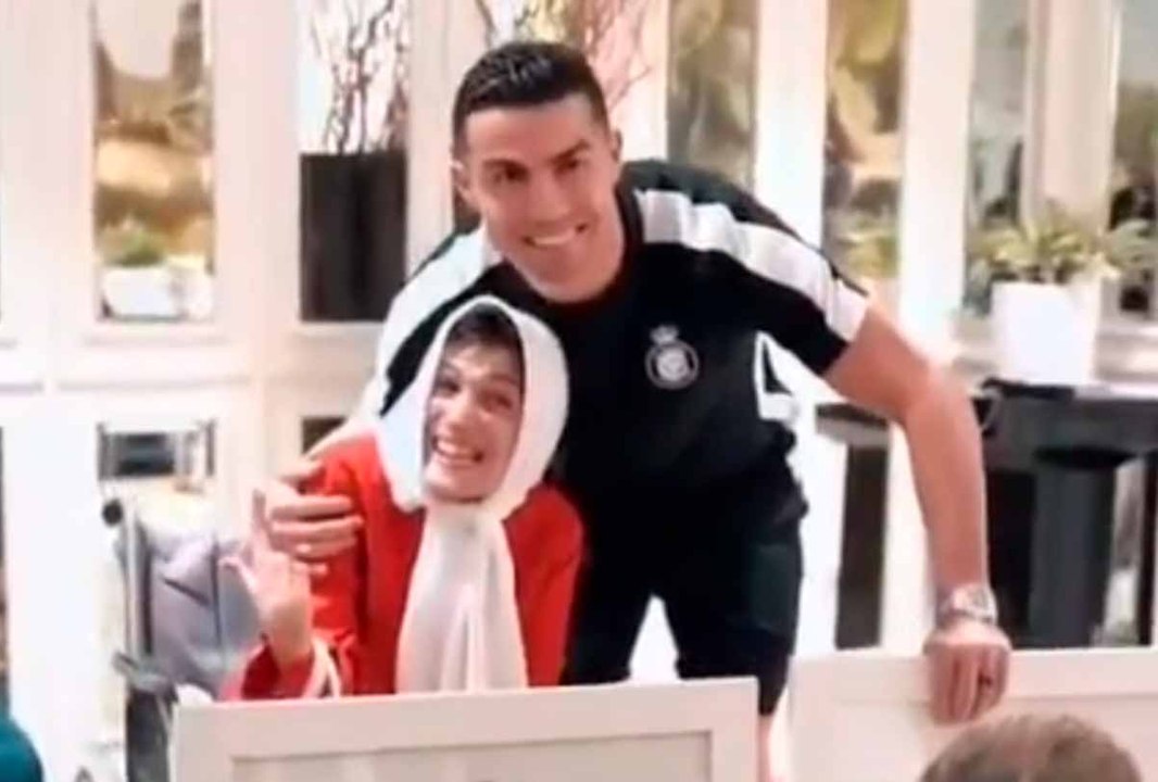 Bewegendes Video zeigt das Treffen von Cristiano Ronaldo und iranischer Künstlerin, die mit den Füßen malt