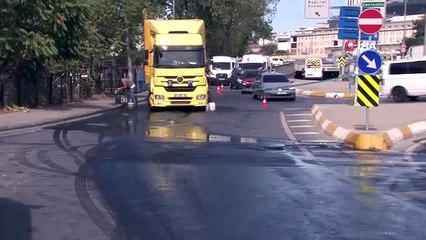 Bahçelievler'de kaldırıma çarpan tırın mazot deposu delindi, yol trafiğe kapandı