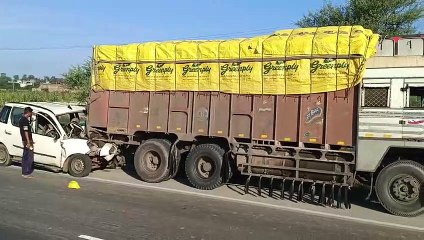 हाइवे पर ट्रक में पीछे से घुसी कार, एक की मौत व पांच घायल