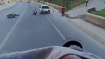 Devrilen motosikletin sürücüsü otomobilin altında kalmaktan son anda kurtuldu