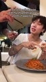 TikToker cinese mangia gli spaghetti con le bacchette a Cosenza