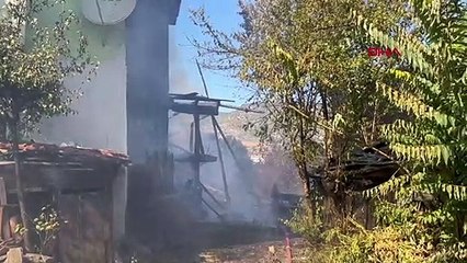Taşköprü'de çıkan yangında 3 ev ve 1 ahır tamamen yandı
