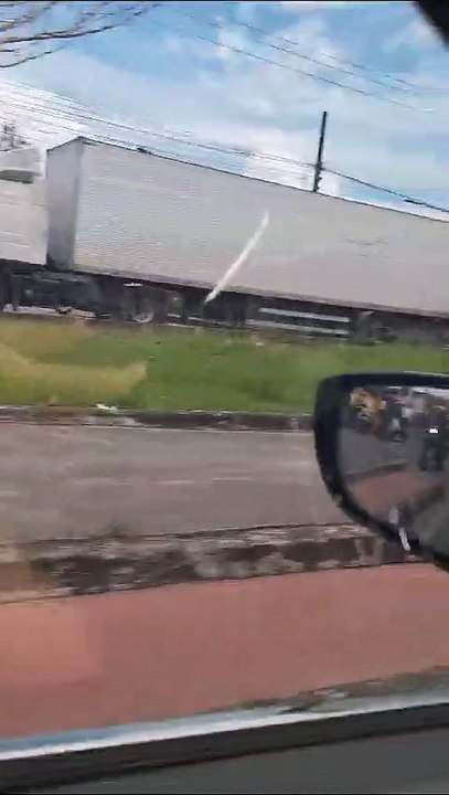 Motociclista se envolve em acidente com ônibus na Avenida Suburbana
