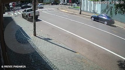 Câmera flagra Fox furando a preferencial antes de provocar acidente no Centro