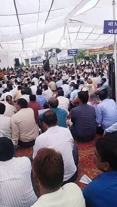 शहीद स्मारक में उमड़े पशु चिकित्सकों ने दी राज्य सरकार को चेतावनी
