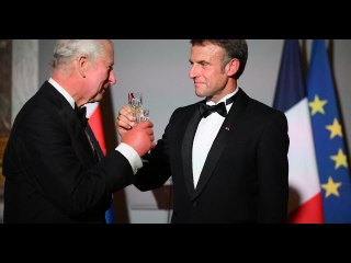 Emmanuel Macron tactile avec Charles III, des gestes qui font beaucoup réagir