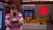 Humor: Érika oculta que quemó una tabla de cocina, pero el jurado de MasterChef la encara