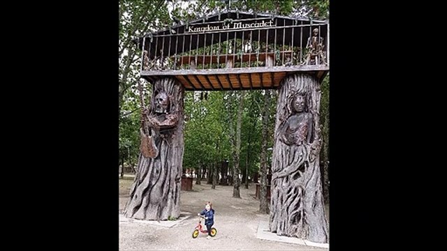 Squelettes - Musique : Old french (reel traditionnel québécois) - Eric : guitares, mandolines.