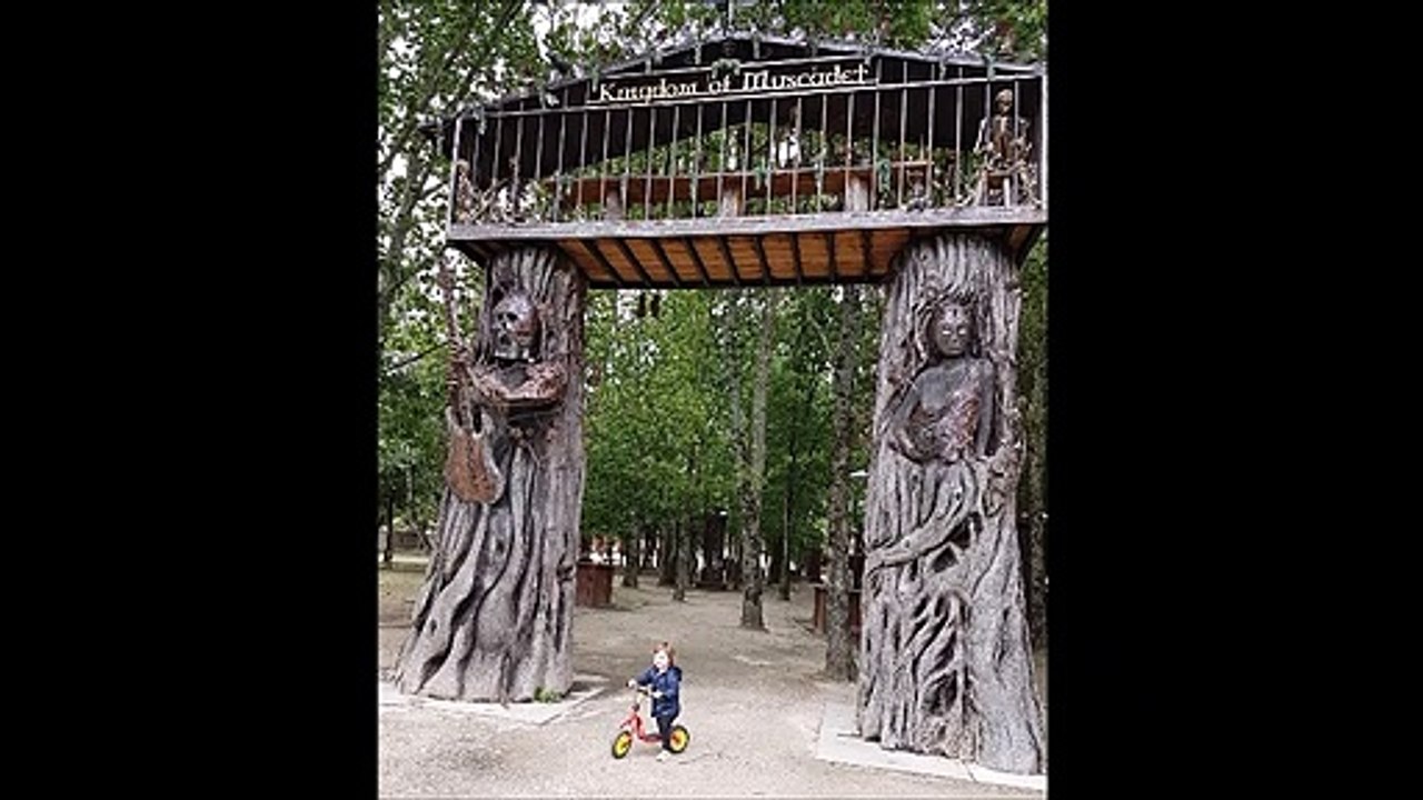 Squelettes - Musique : Old french (reel traditionnel québécois) - Eric : guitares, mandolines.