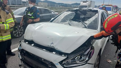 인천 백석대교에서 승용차가 트럭 추돌...1명 중상 / YTN