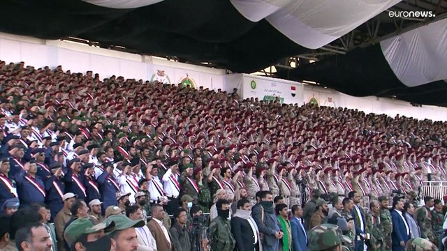 بالتزامن مع المفاوضات مع السعودية.. الحوثيون ينظمون عرضًا عسكريًا في صنعاء