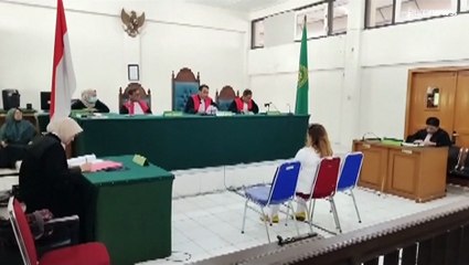 شاهد: قالت بسم الله ومن ثم أكلت لحم الخنزير.. محكمة إندونيسية تسجن فتاة بتهمة التجديف
