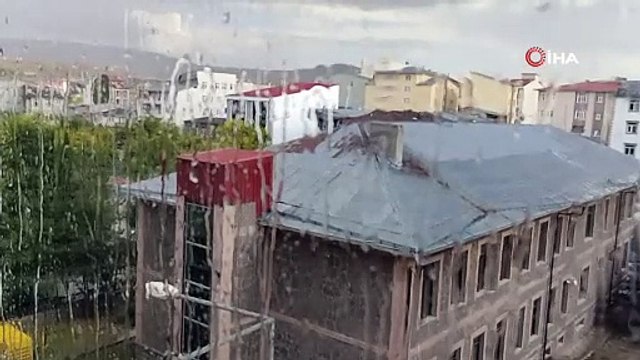Aniden bastıran dolu ilçeyi beyaza bürüdü