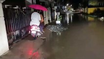 एक घंटे की बारिश में ही डूब गई चेन्नई की सड़कें, बाइक सवारों को सड़क से अंदर जाने की हिम्मत नहीं हुई