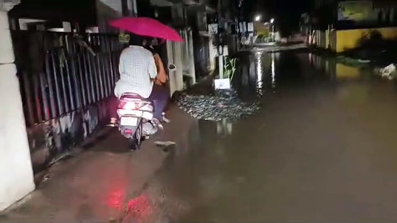 एक घंटे की बारिश में ही डूब गई चेन्नई की सड़कें, बाइक सवारों को सड़क से अंदर जाने की हिम्मत नहीं हुई
