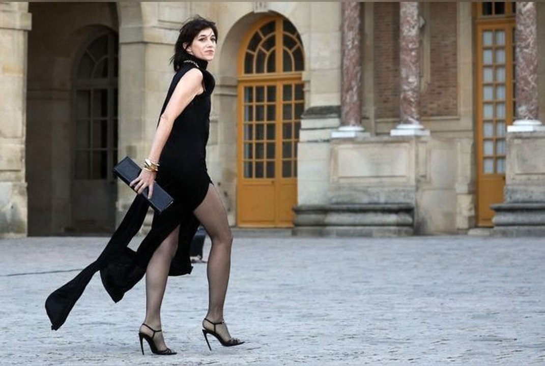 Charlotte Gainsbourg sublime dans une robe ultra fendue lors du dîner pour Charles III à Versailles
