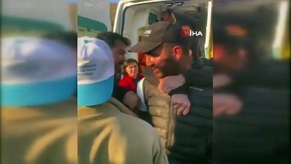 Taksiyle çarpışan motosiklet sürücüsü, fırlayarak girdiği camda asılı kaldı.